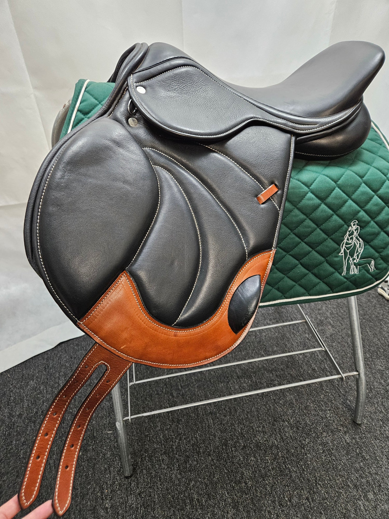 Saddle - English H/J 17" Black Monoflap Med/wide