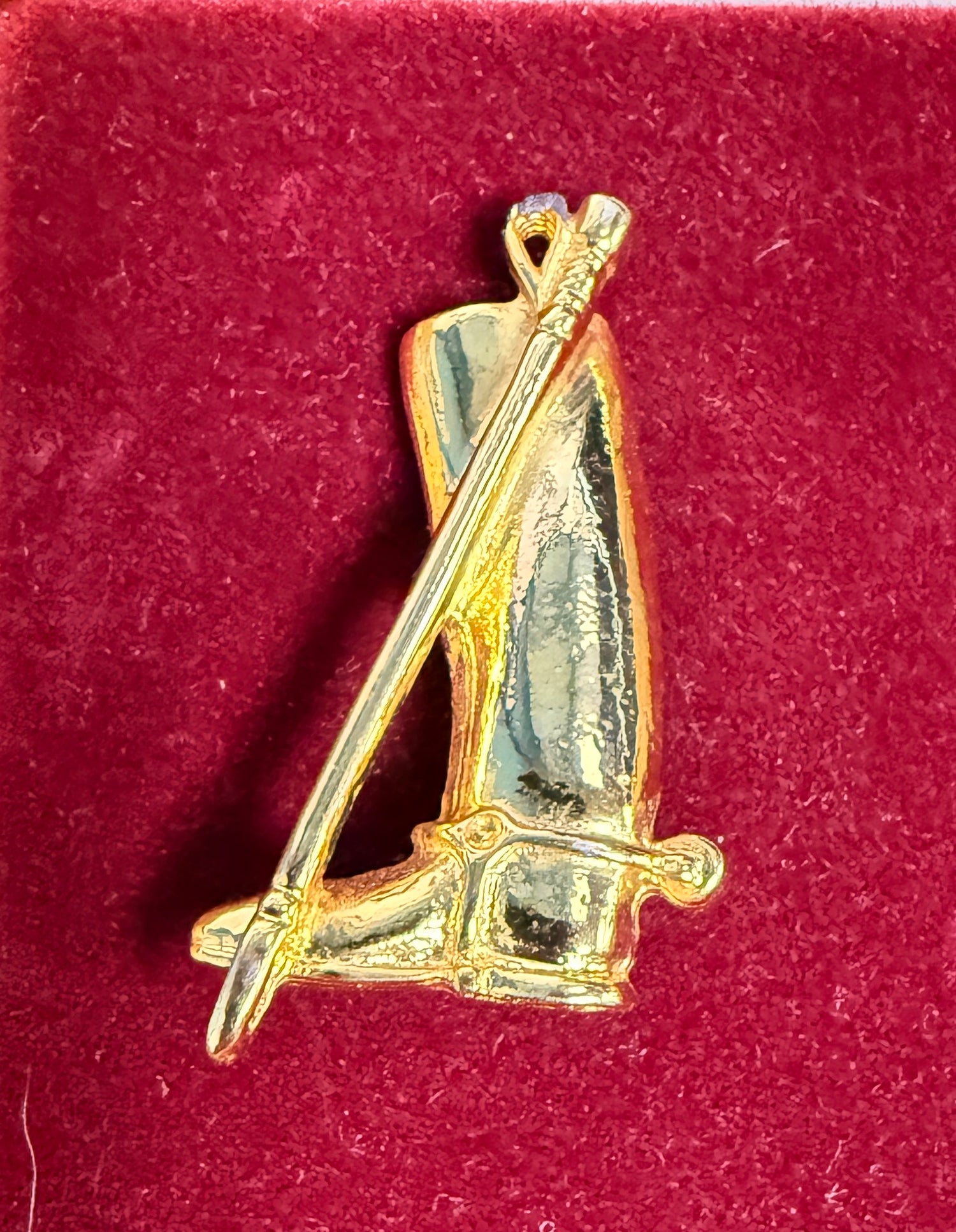Boot and crop gold colored pin 1.3/8 high
