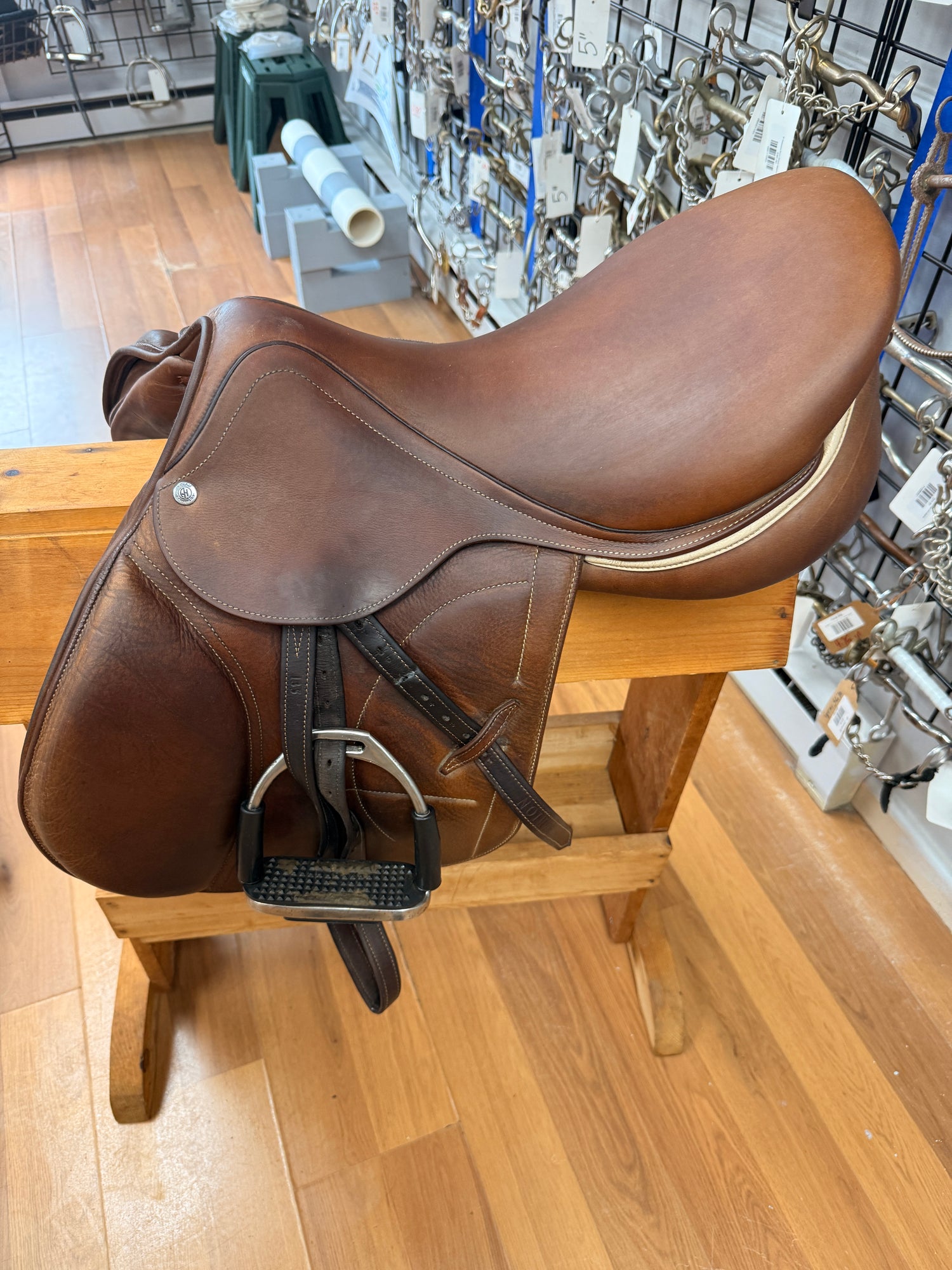 Saddle - English H/J 16.5 Arion with cream accent 2024