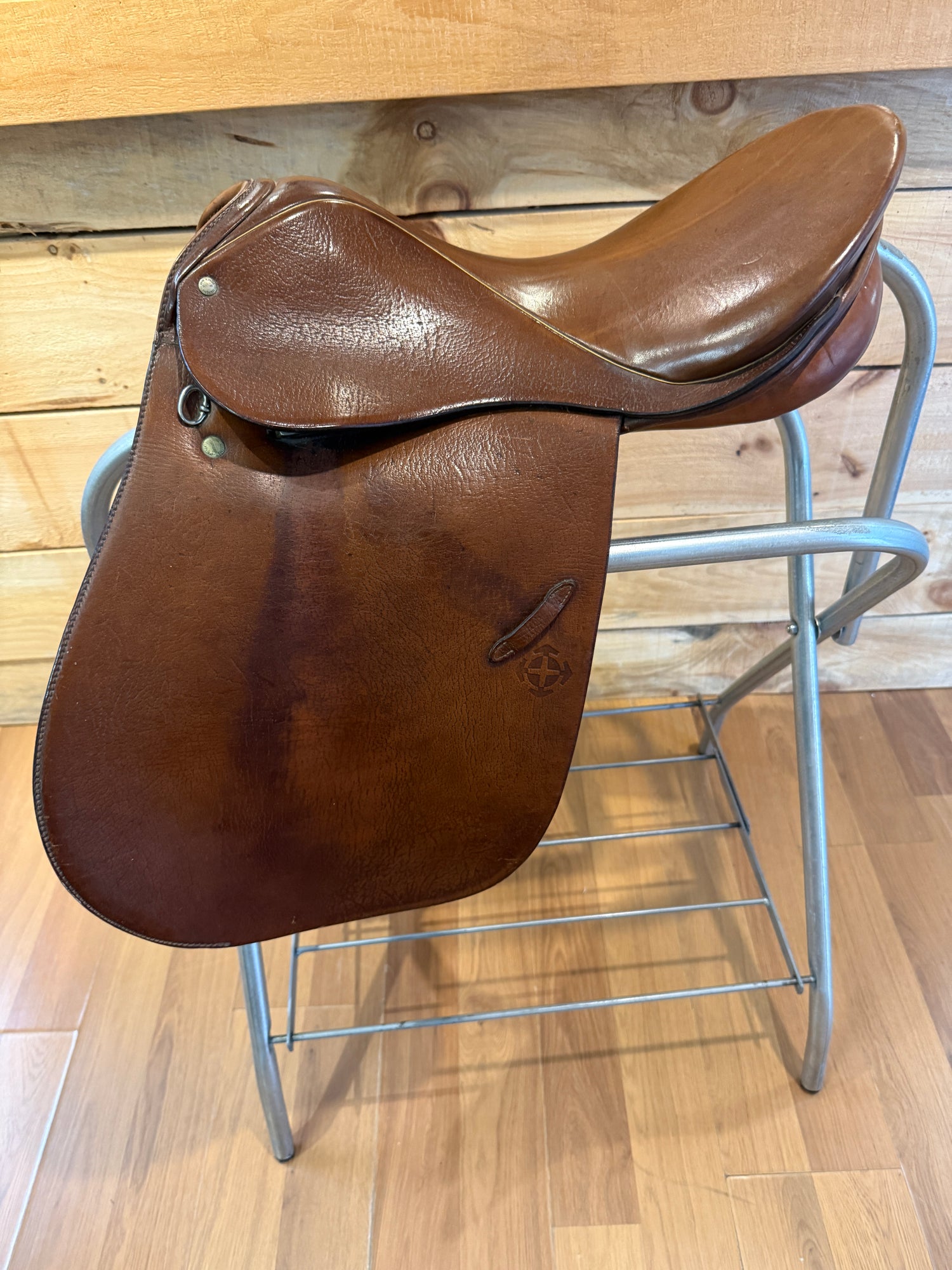 Saddle - English AP 17.5" Courbette 5" gullet
