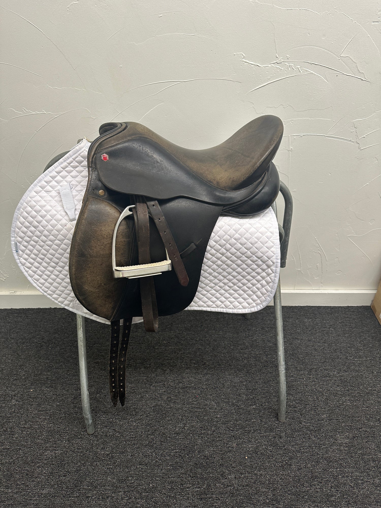 Saddle - Dressage Albion Seat 17 (Older)