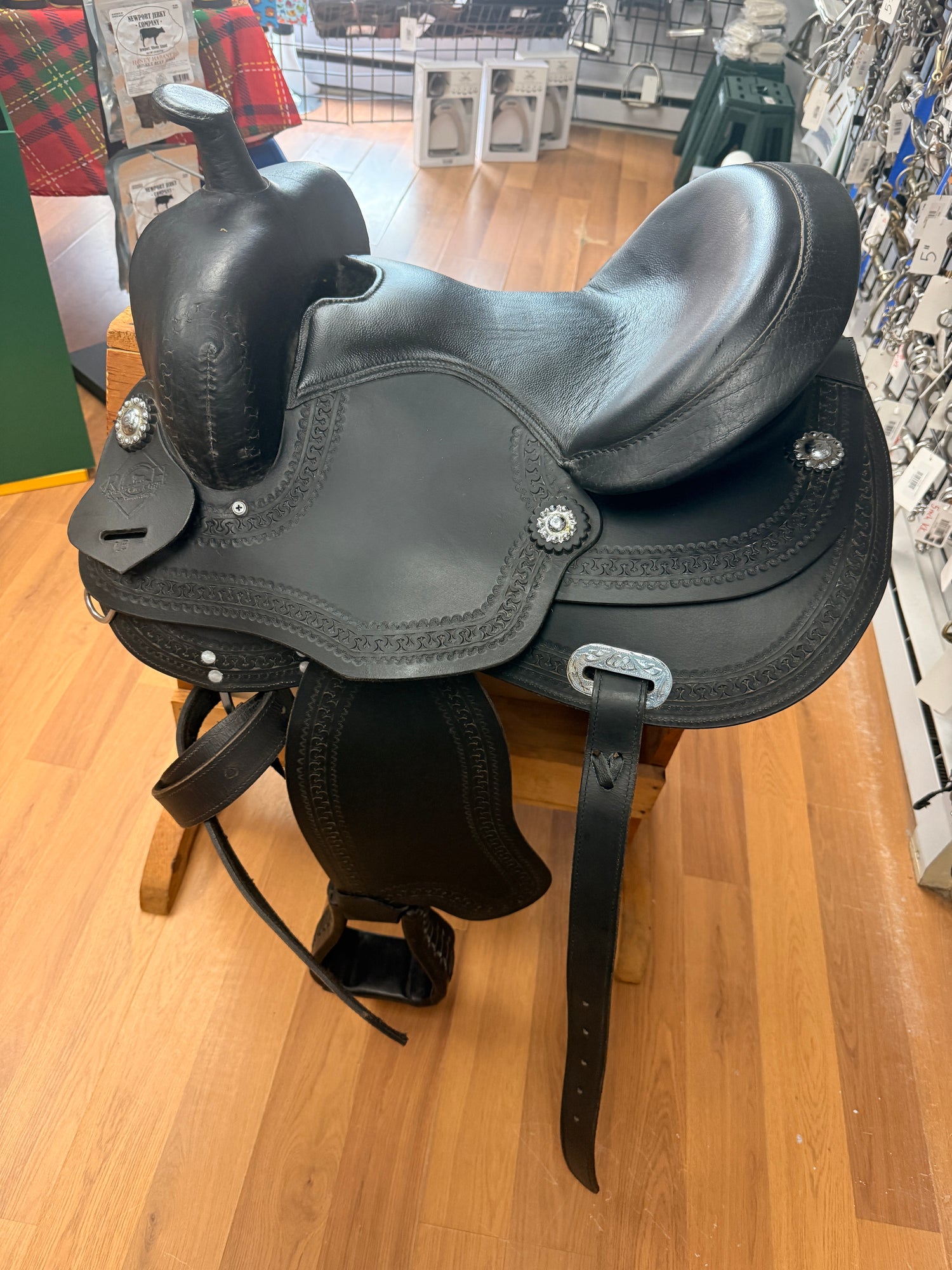 Saddle - Western 15" Treeless Rocky Creek Hill w/ velcro gullet pads