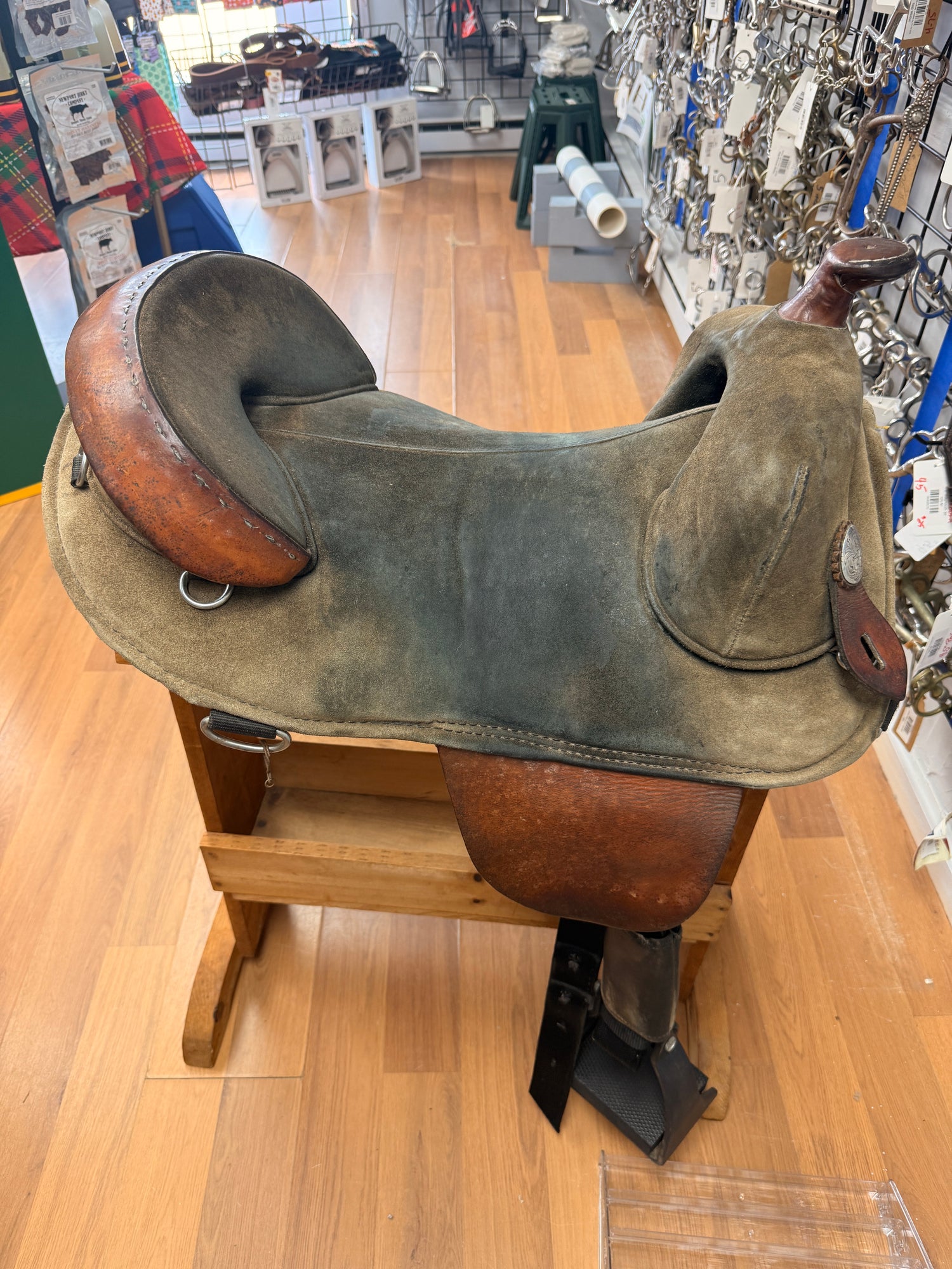 Saddle - Western Endurance 15.50" Bob Marshall Treeless
