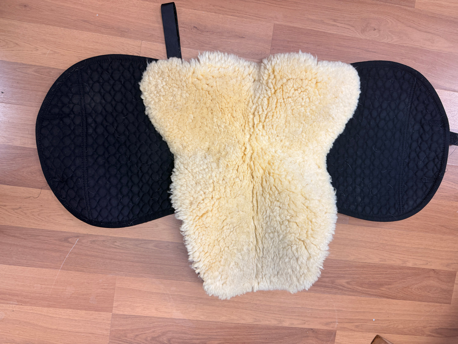 Lammfelle Shaped English Pad with Sheepskin underside