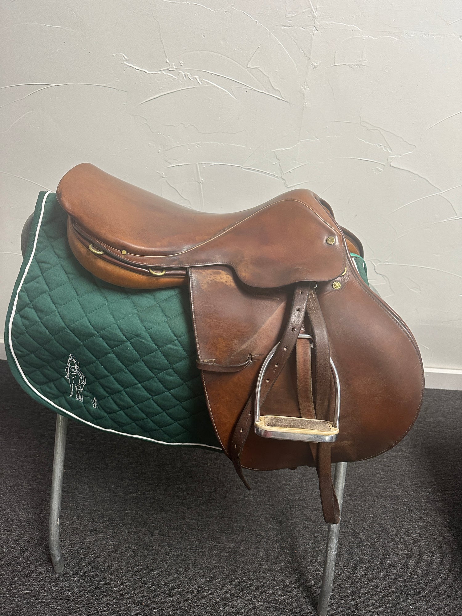 Saddle - Crosby Close contact 17 inch seat