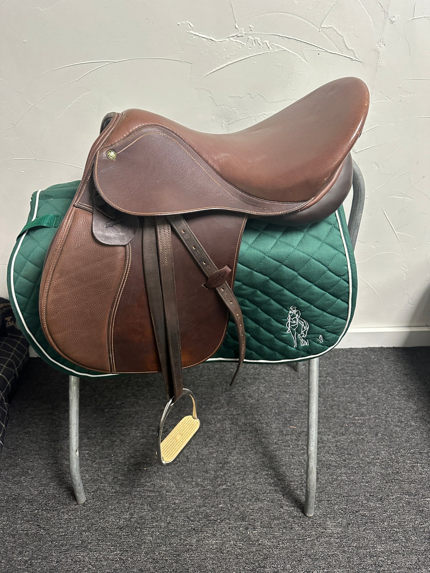 Saddle - Henri De Rivel HDR 17 inch seat English in good condition