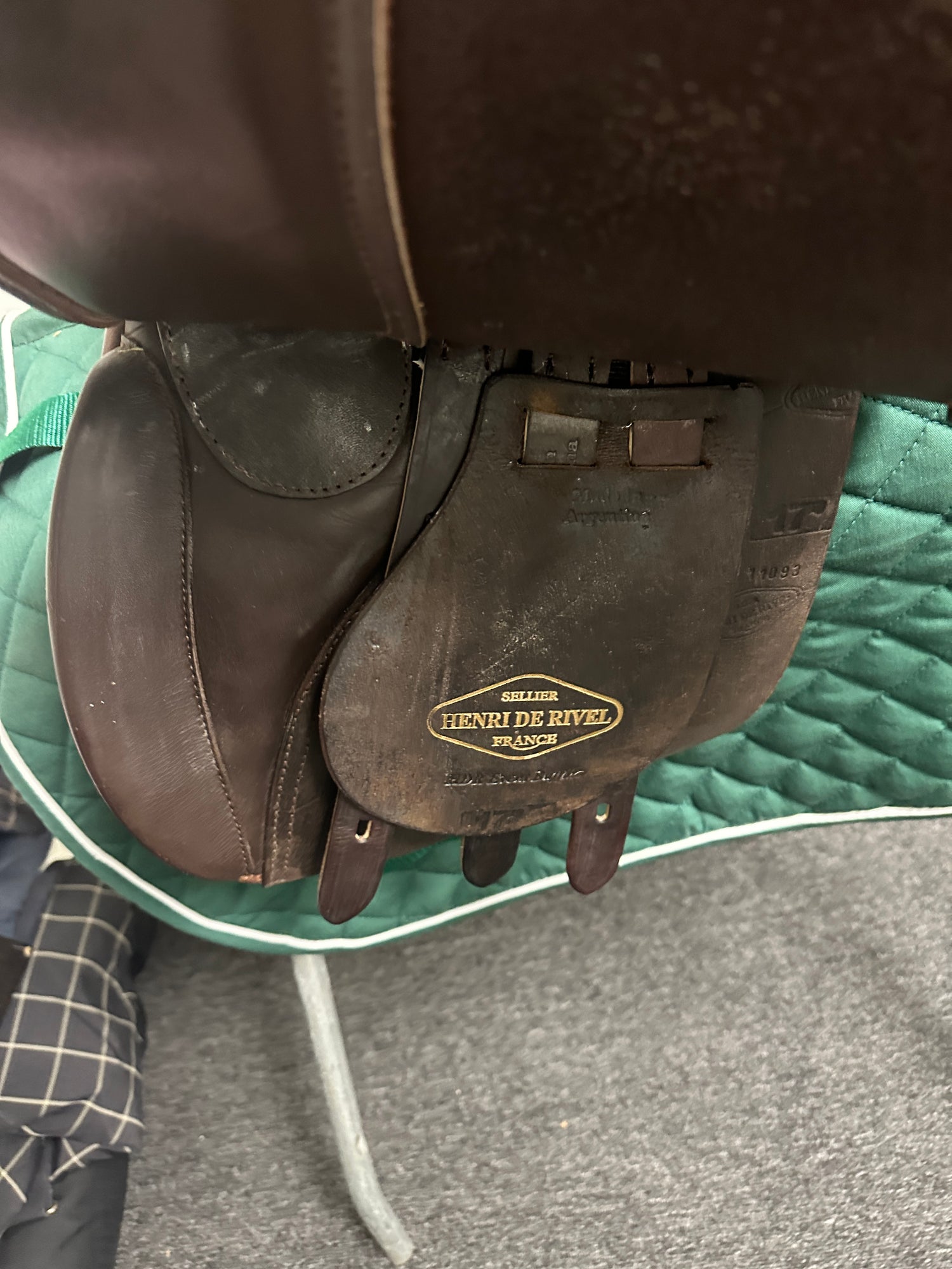 Saddle - Henri De Rivel HDR 17 inch seat English in good condition