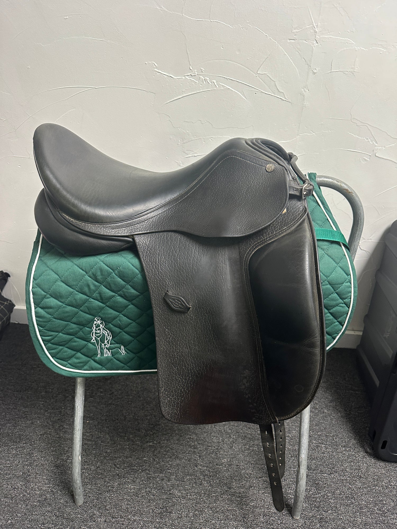 Saddle - Henri De Rival Dressage saddle 18 inch