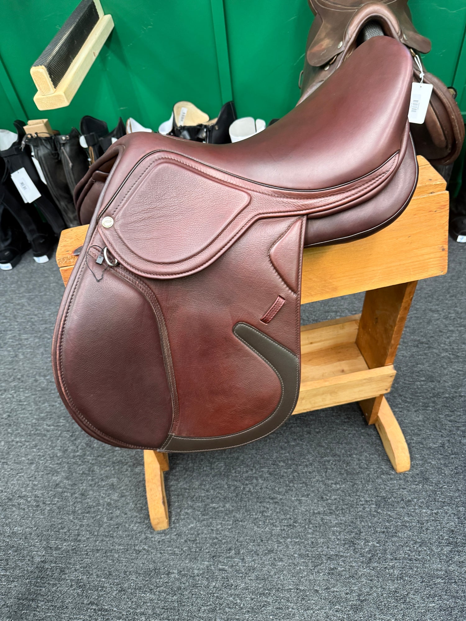 Saddle - English H/J 17" Merida Royal Heritage w adjustable gullet Like NEW