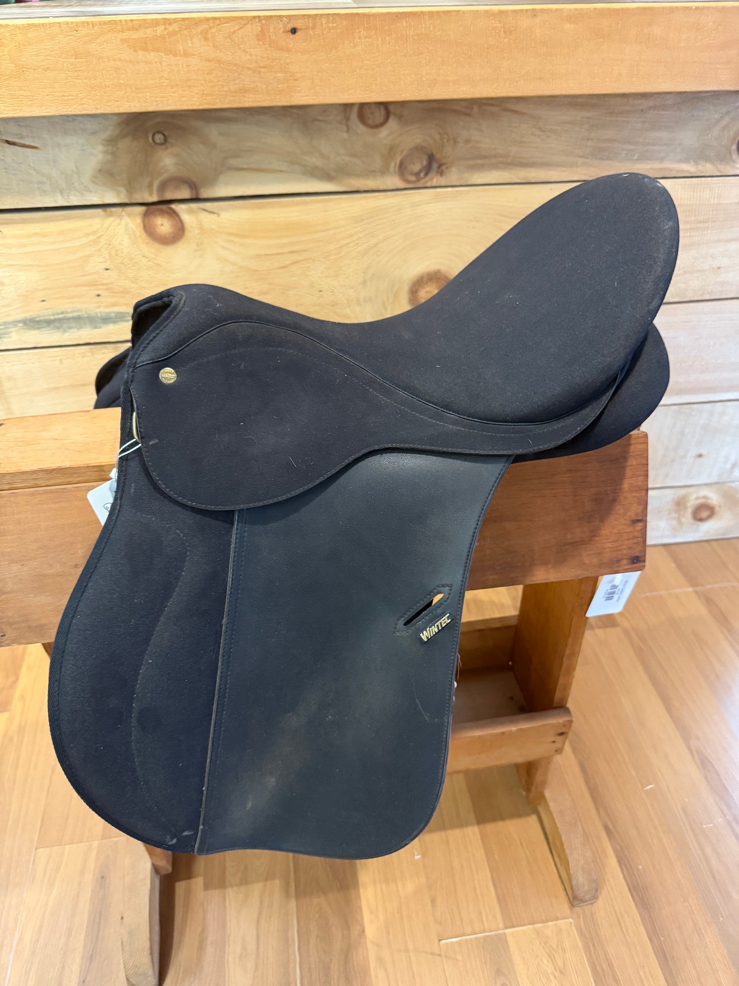 Saddle - English AP 16" Wintec Synthetic Med Gullet Light Weight