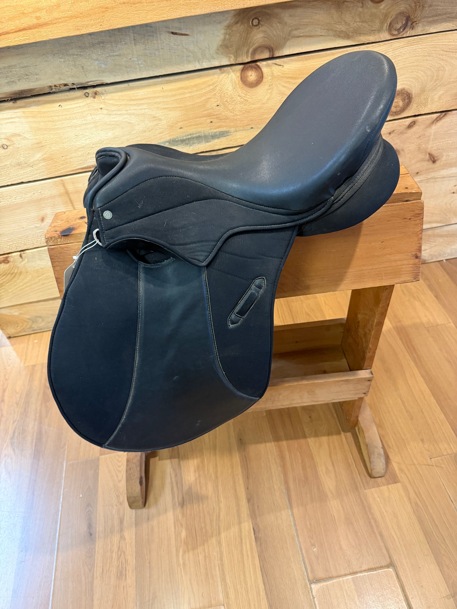 Saddle - English AP 17" Thorowgood Synthetic