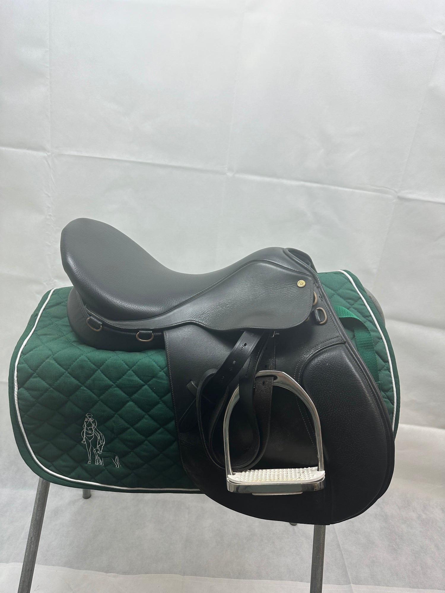 Collegiate Close contact saddle seat 16.5 Black