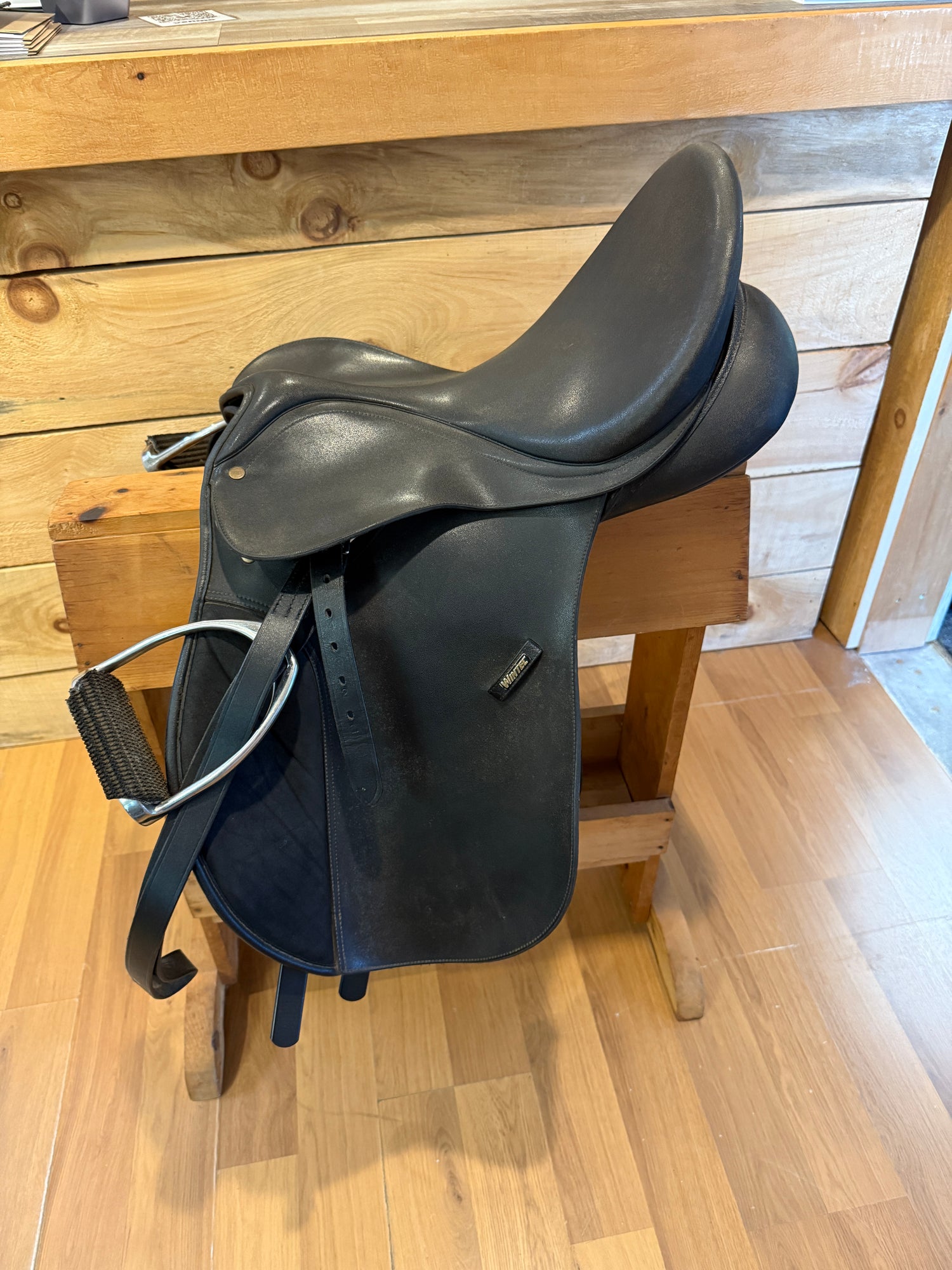 Saddle - English AP 17" Wintec w Leathers and Stirrups, gullet set incl