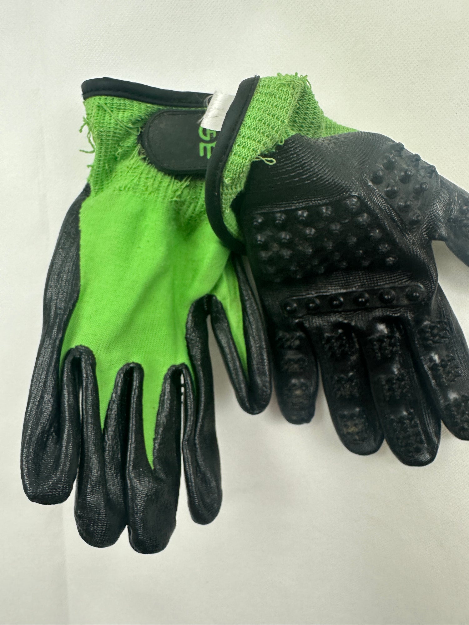 Rubber Grooming gloves in used condition