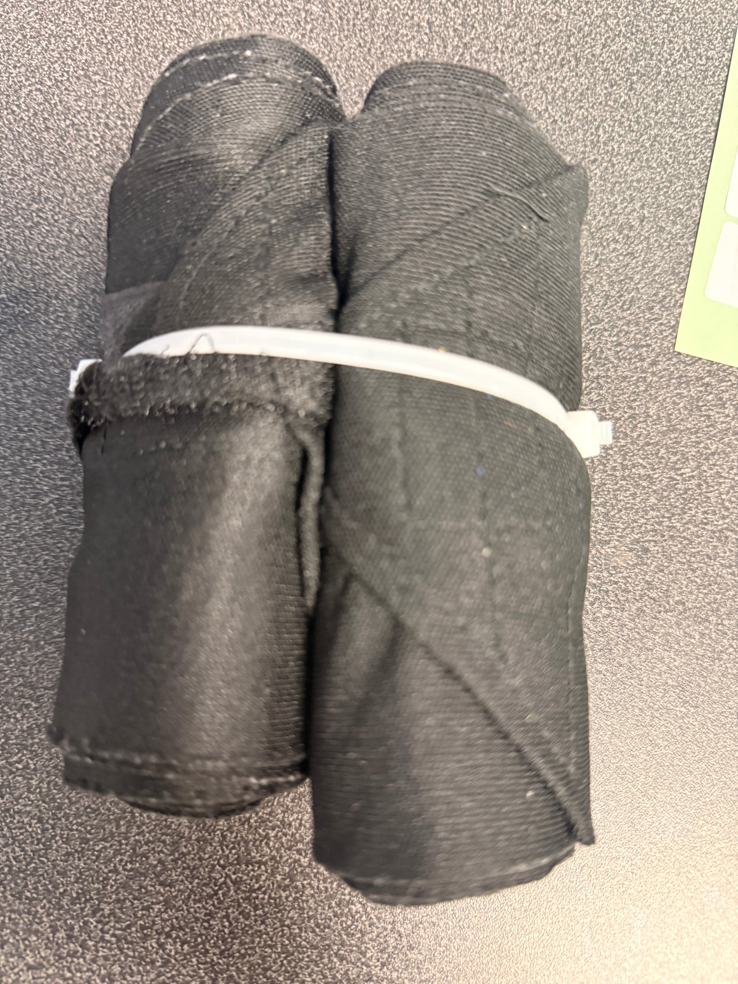 1 pair black standing wraps