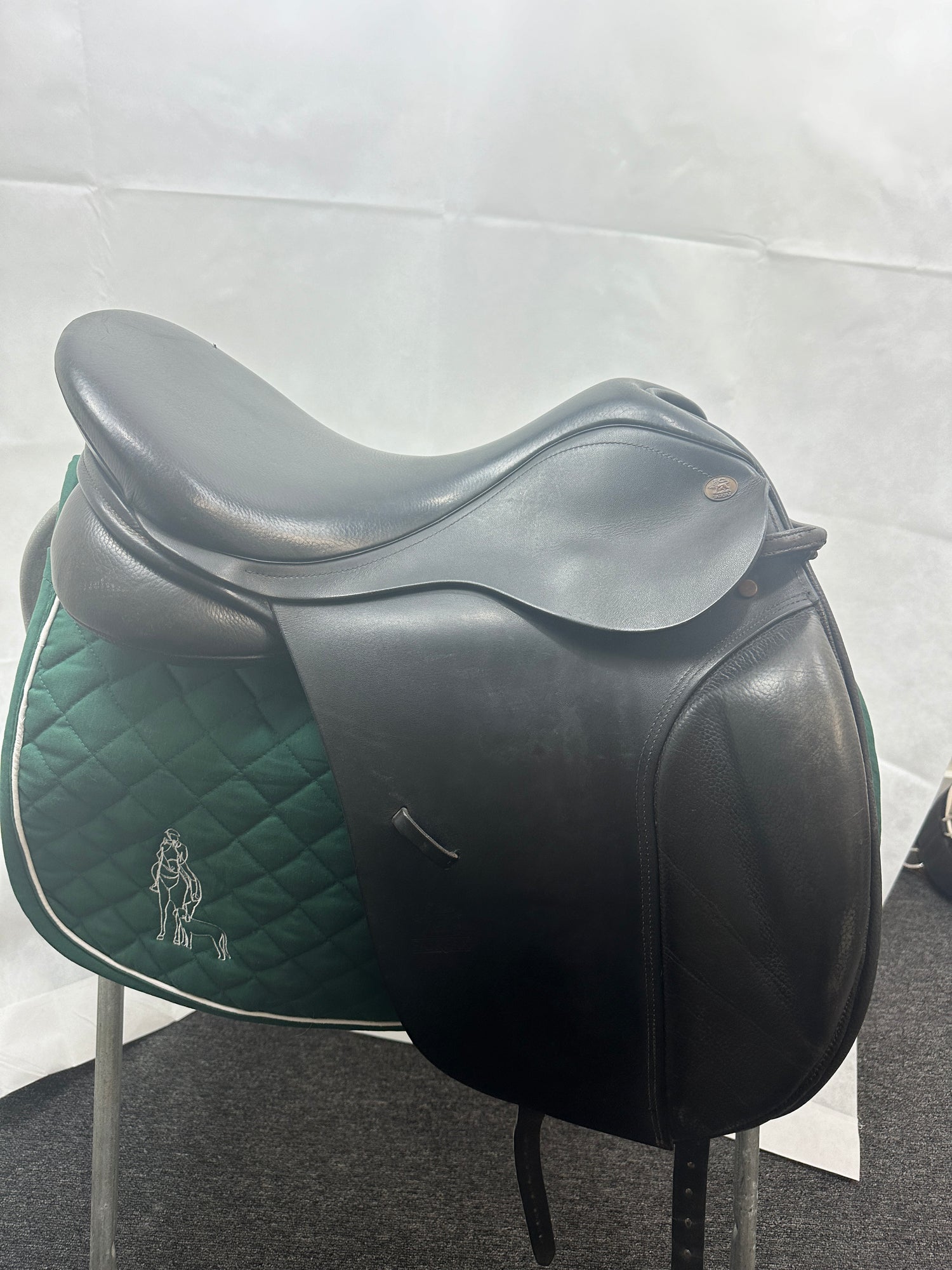 Saddle - Dressage Fairfax Seat 17.5 inch