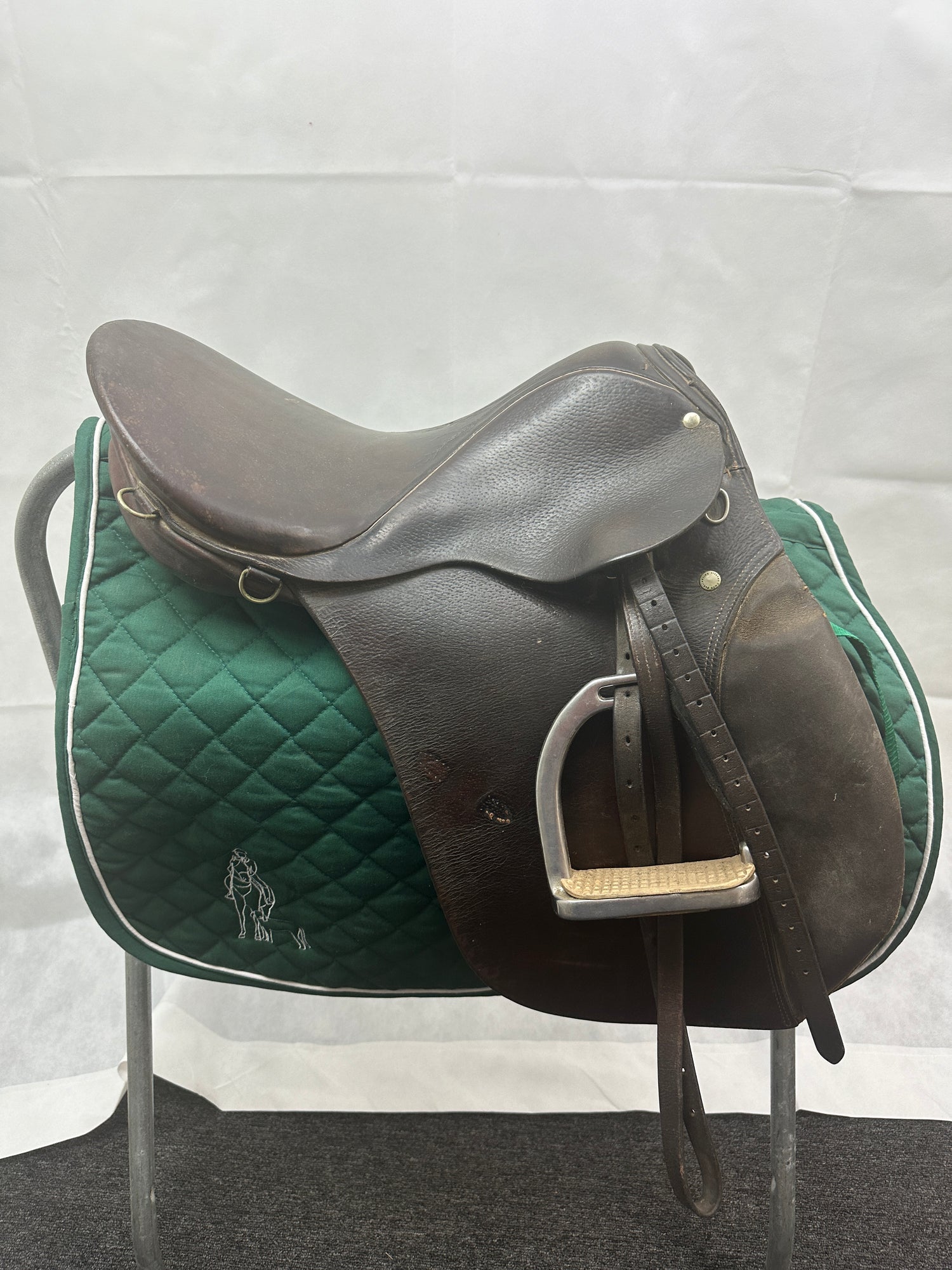 Saddle - Stubben English Schooling Saddle Seat 16 USED