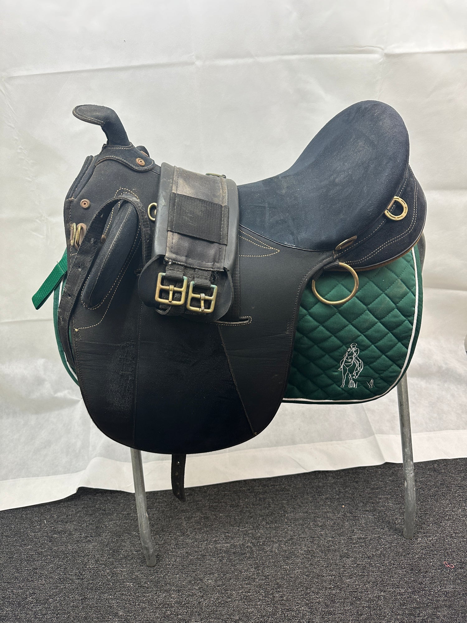 Aussie Stock Saddle Suede Saddle seat 16