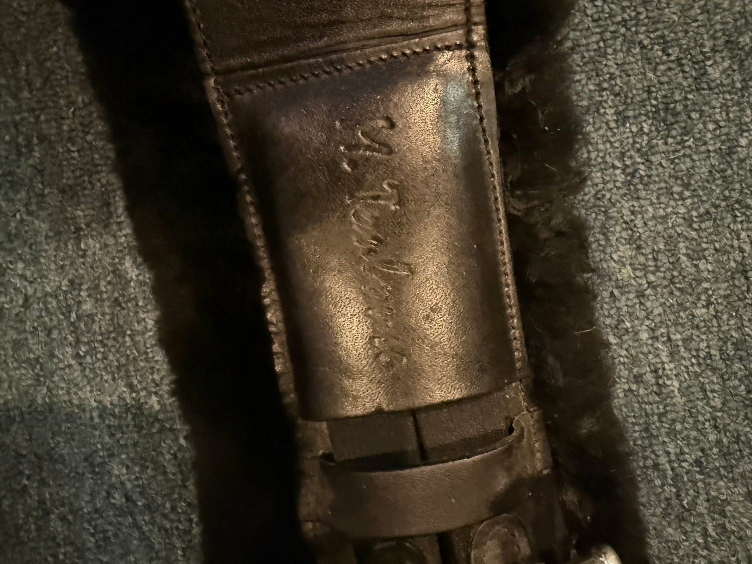 28" M. Toulouse Velcro Black sheepskin  Fleece Girth