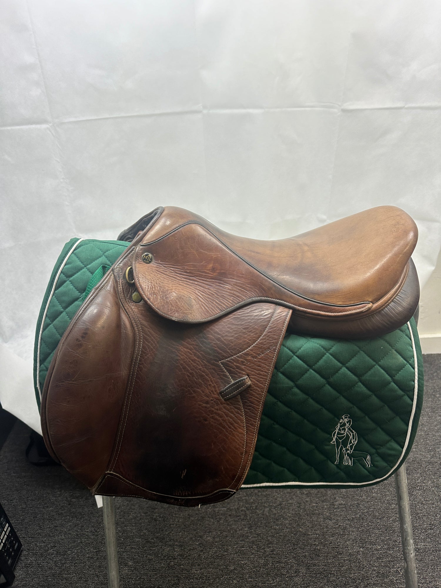 Saddle - M. Toulouse Close Contact English Saddle Seat 17 inch