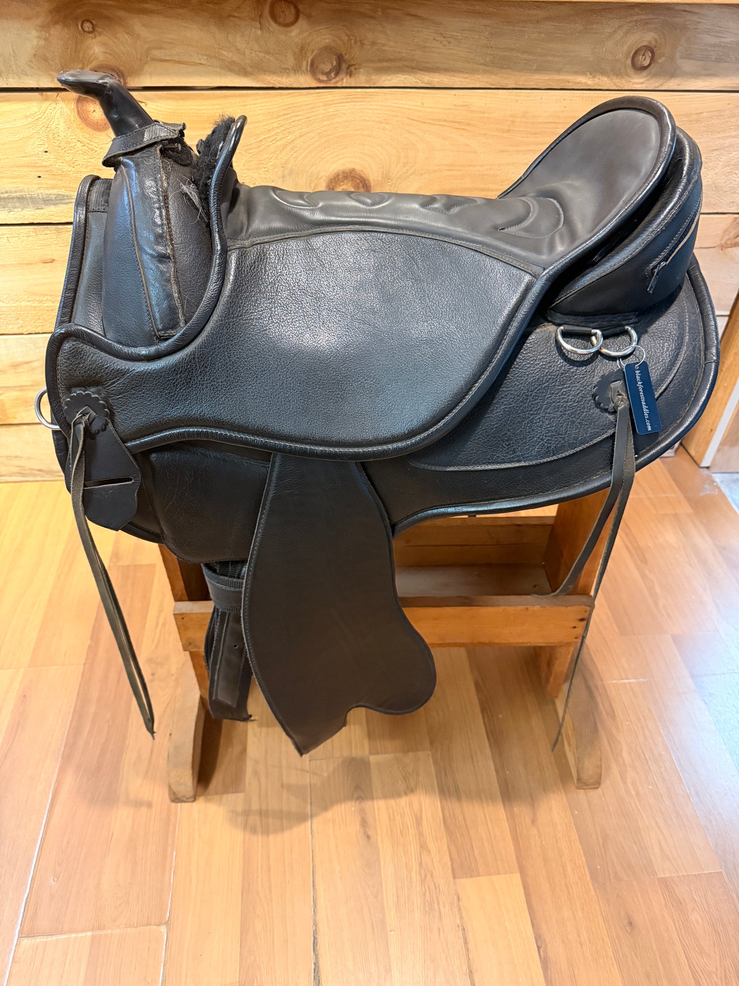 Saddle - Western 17.5" Size 3 Black Forest Treeless w Fleece Backing