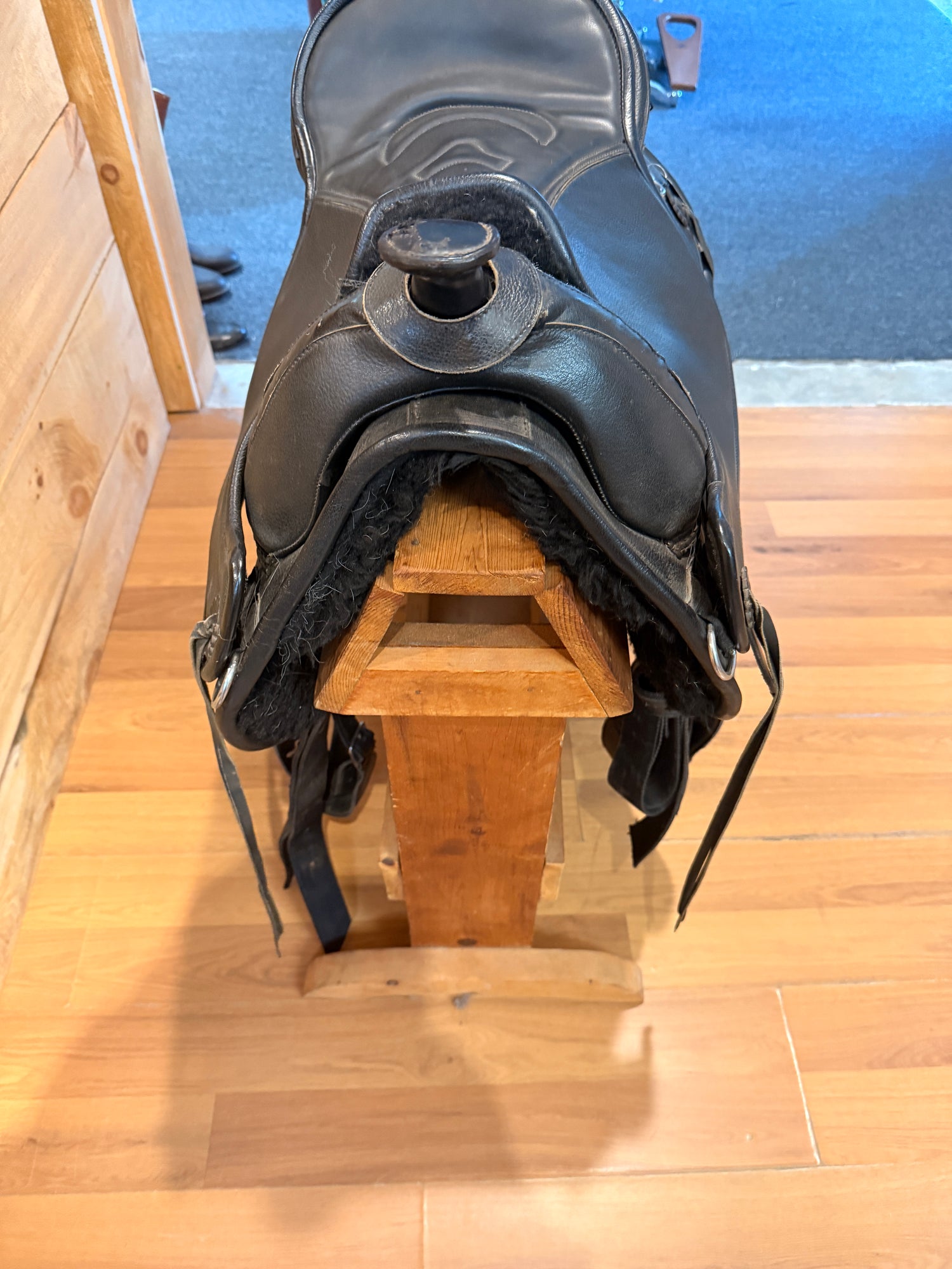 Saddle - Western 17.5" Size 3 Black Forest Treeless w Fleece Backing