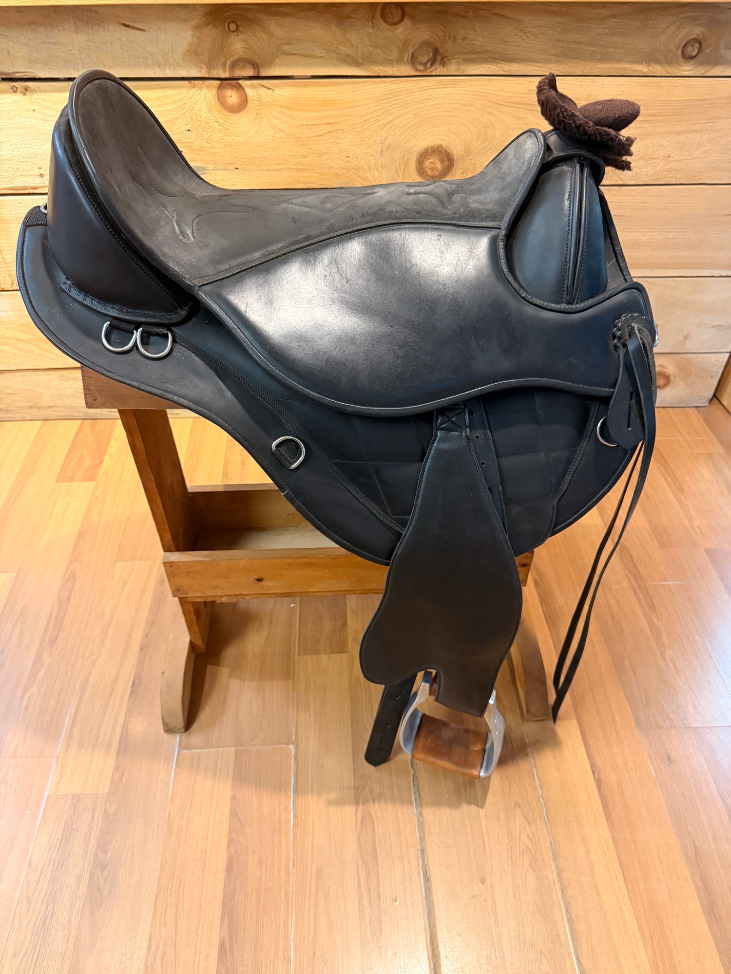 Saddle - Western 19" Size 4 Black Forest Treeless Saddle