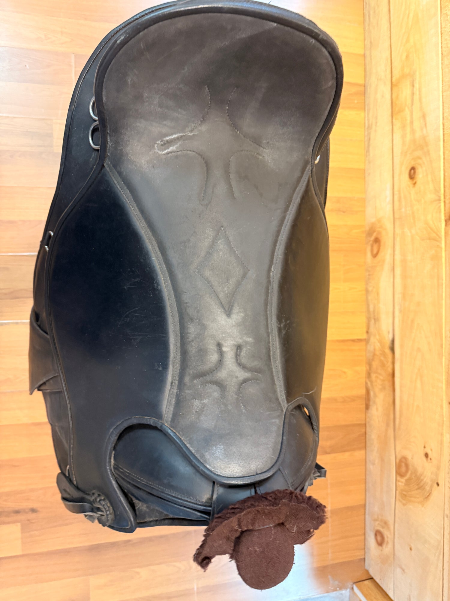 Saddle - Western 19" Size 4 Black Forest Treeless Saddle