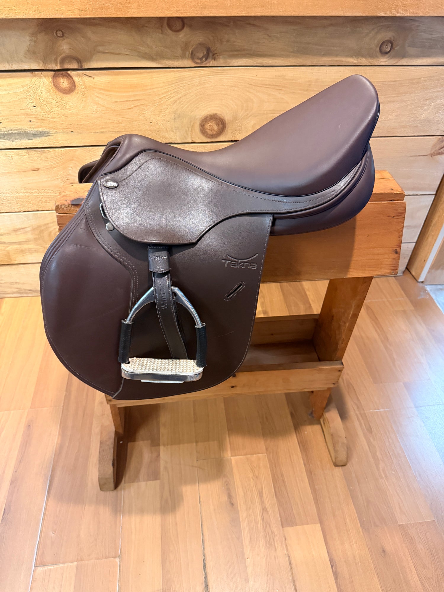 Saddle - English H/J 17" Tekna with Adjustable gullet