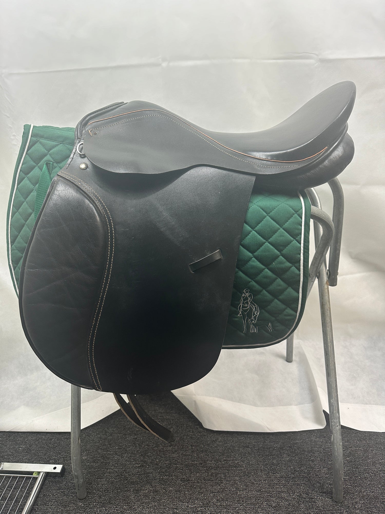 Saddle - Dressage No name Seat 19.5 Extra Wide gullet