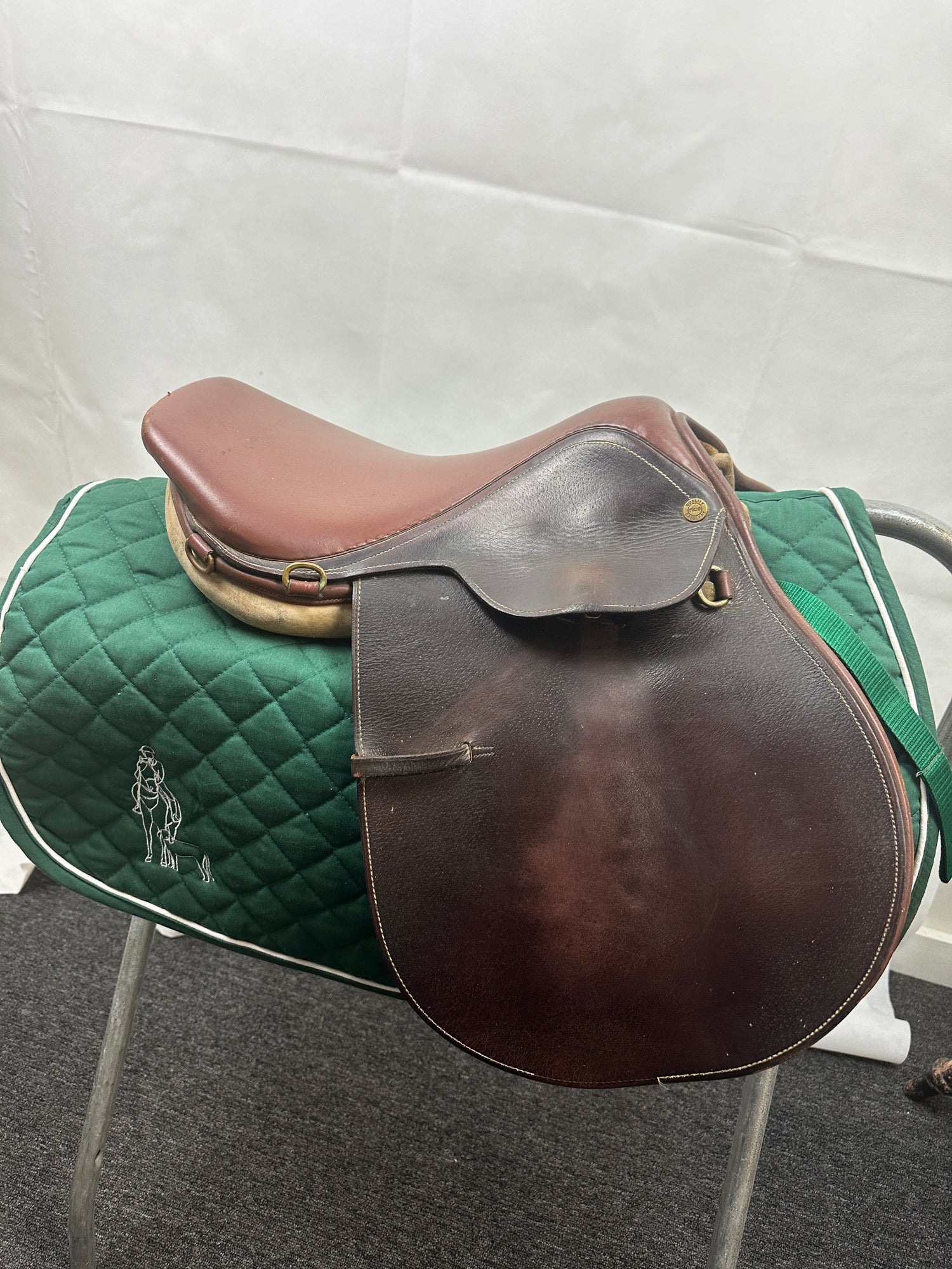 Saddle - "Nice Quality" English Saddle Seat 15.5"