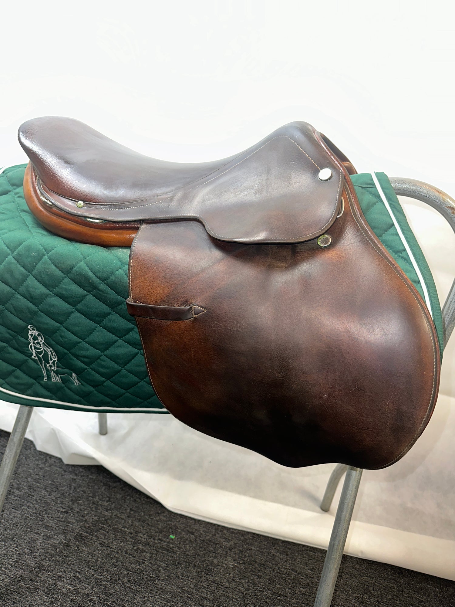 Saddle - Hermes Close contact English Saddle 16.5" seat in amazing condition