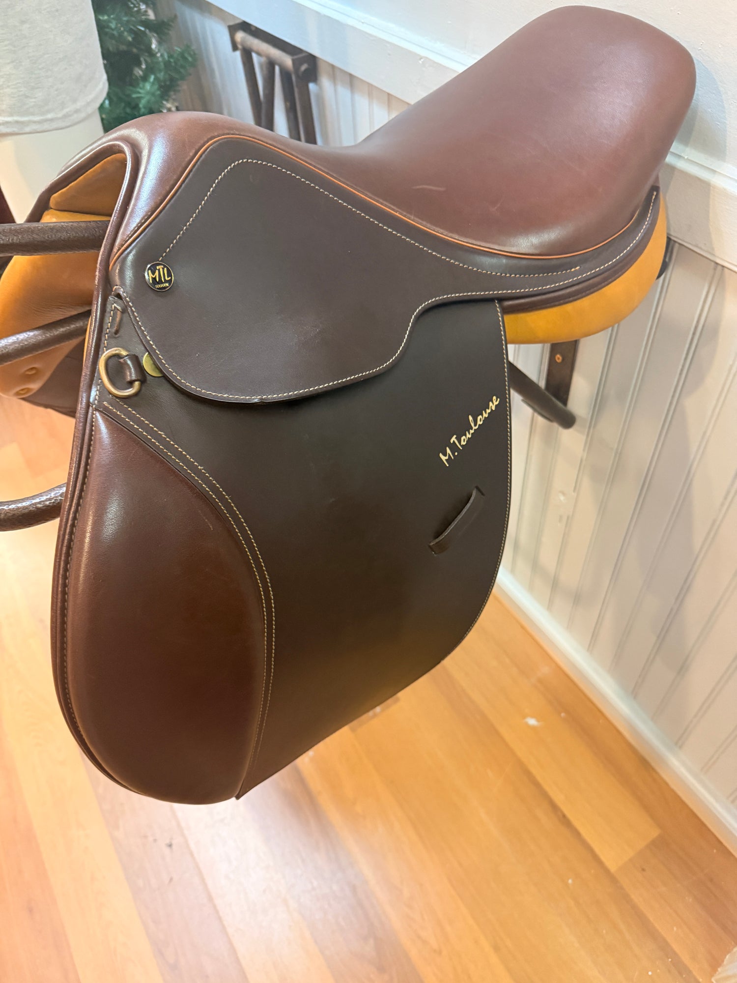 Saddle - English H/J 16.5" M. Toulouse like new