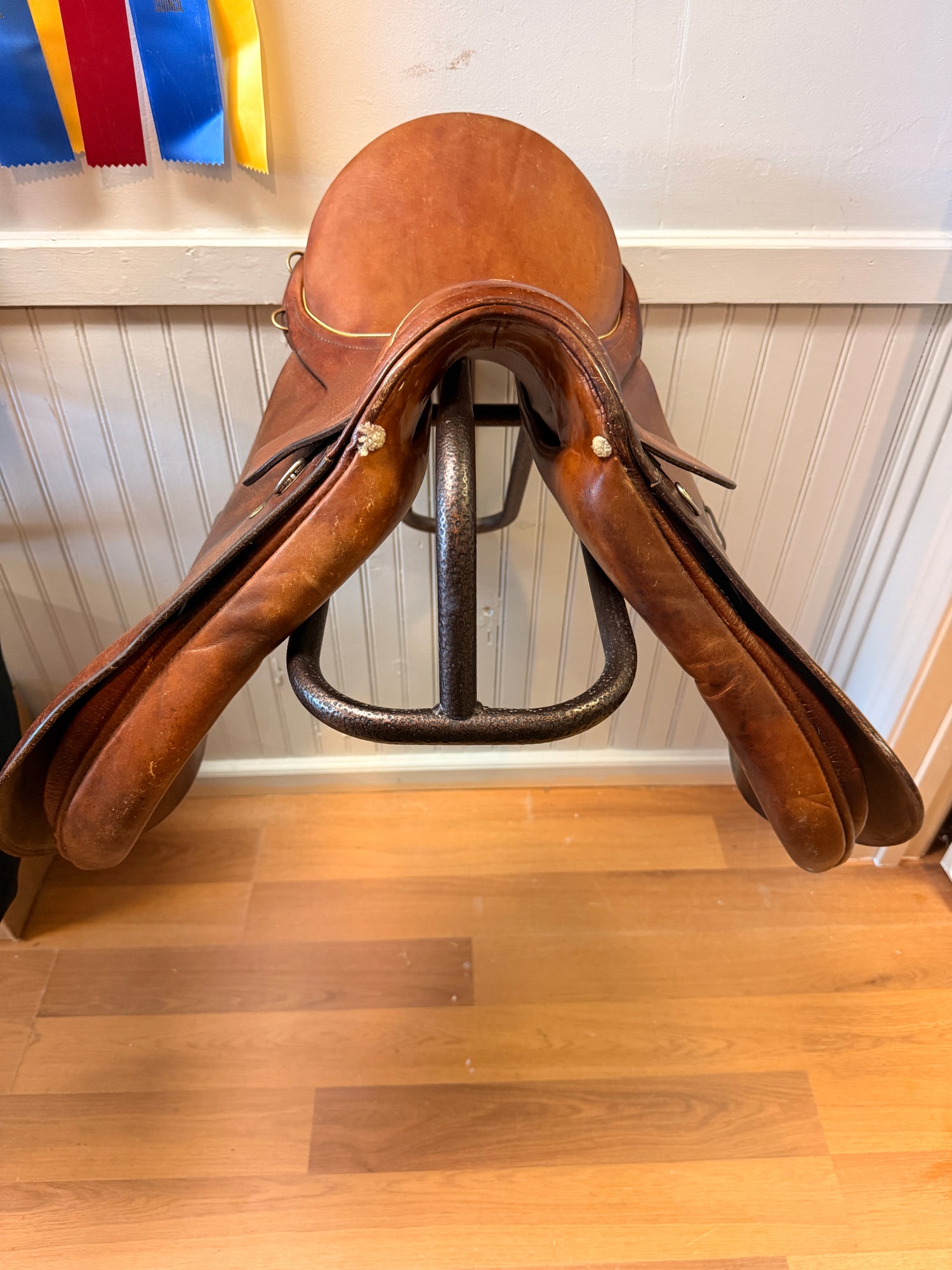 Saddle -English HJ 17" Courbette