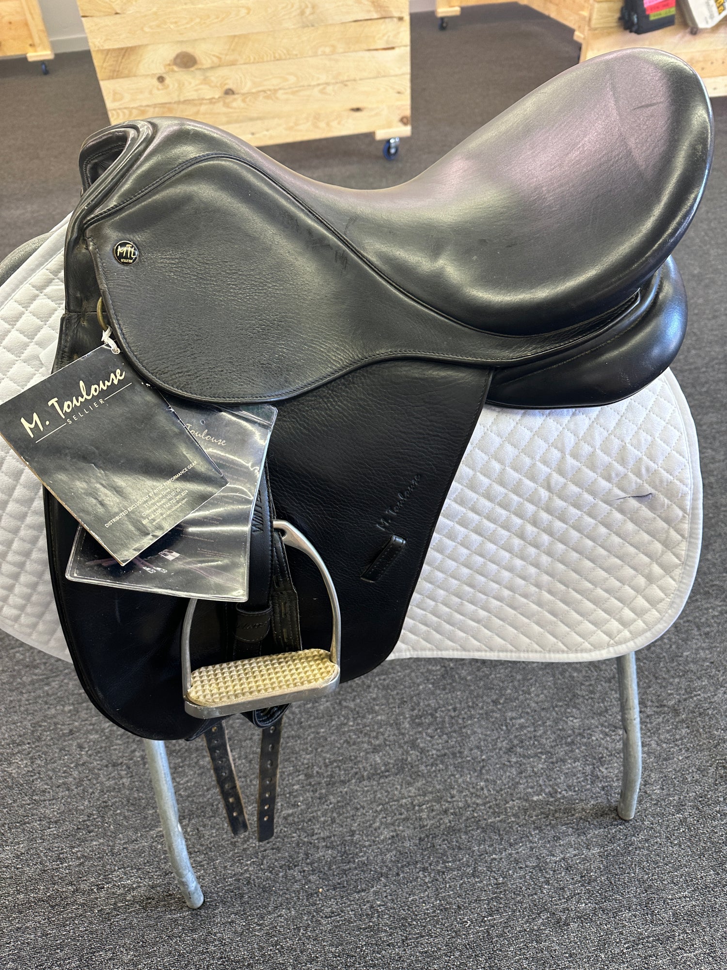 Dressage Saddle - M Toulouse Seat Size 17.5