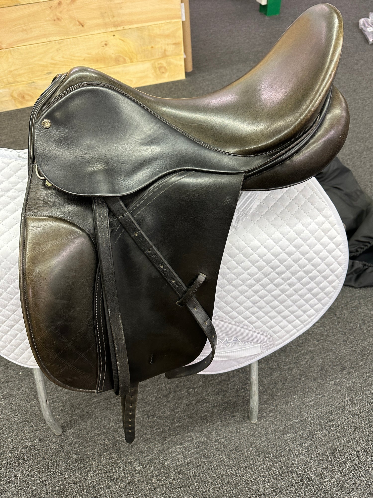 Dressage Saddle - Country Competitor "2000" Seat Size 17.5 Med Gullet