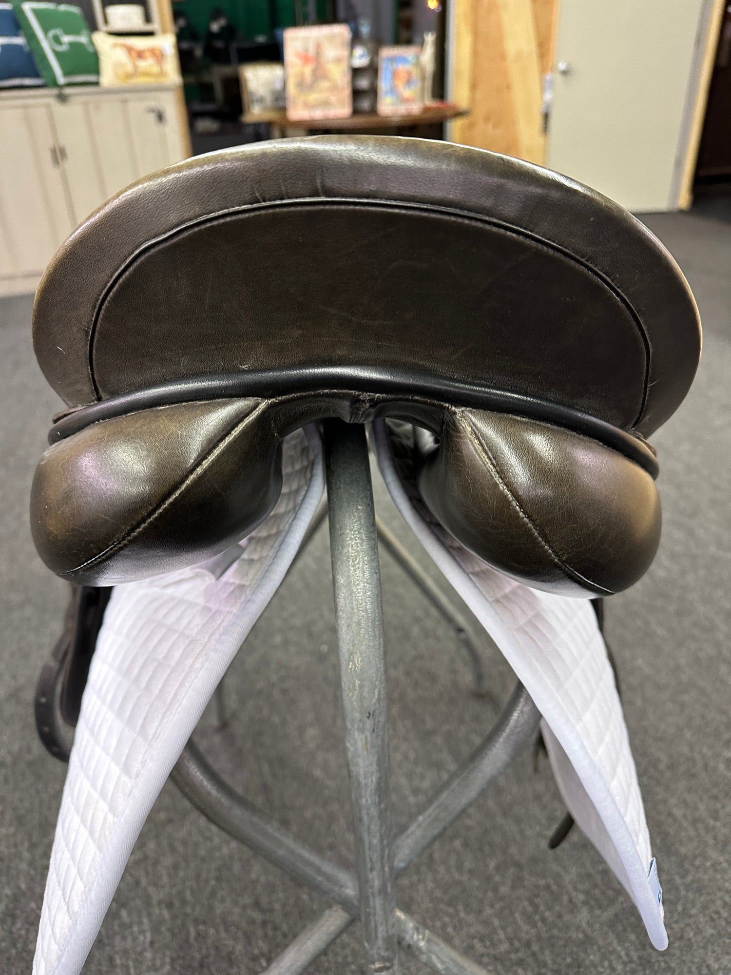 Dressage Saddle - Country Competitor "2000" Seat Size 17.5 Med Gullet