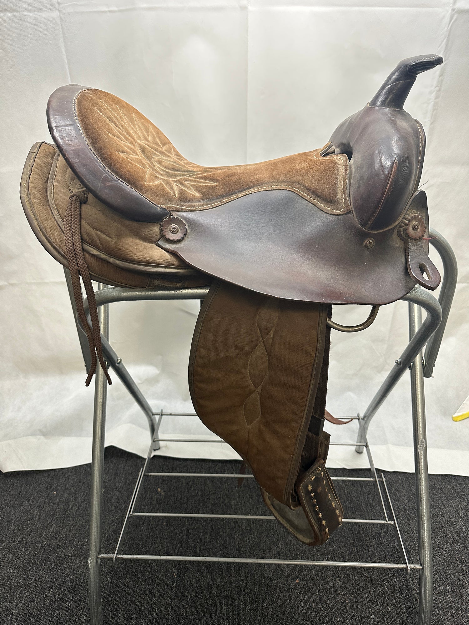 Saddle - Western 16" The American 386 rounded skirt