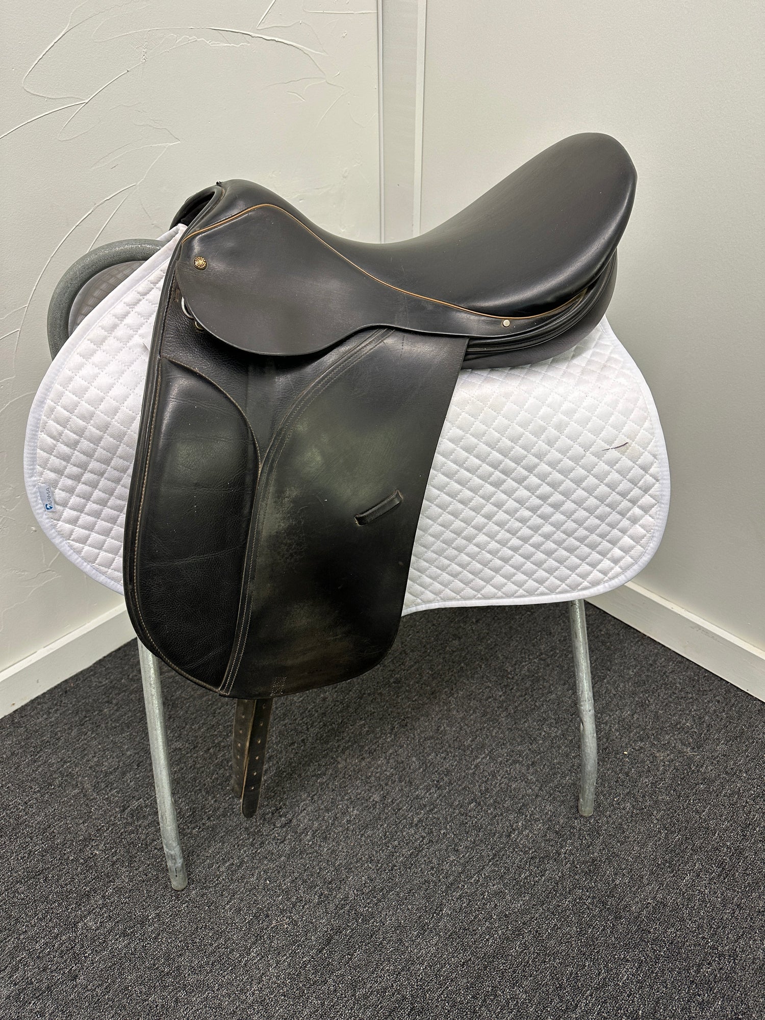 Saddle - Dressage Crosby Prix St. George Seat Size 18