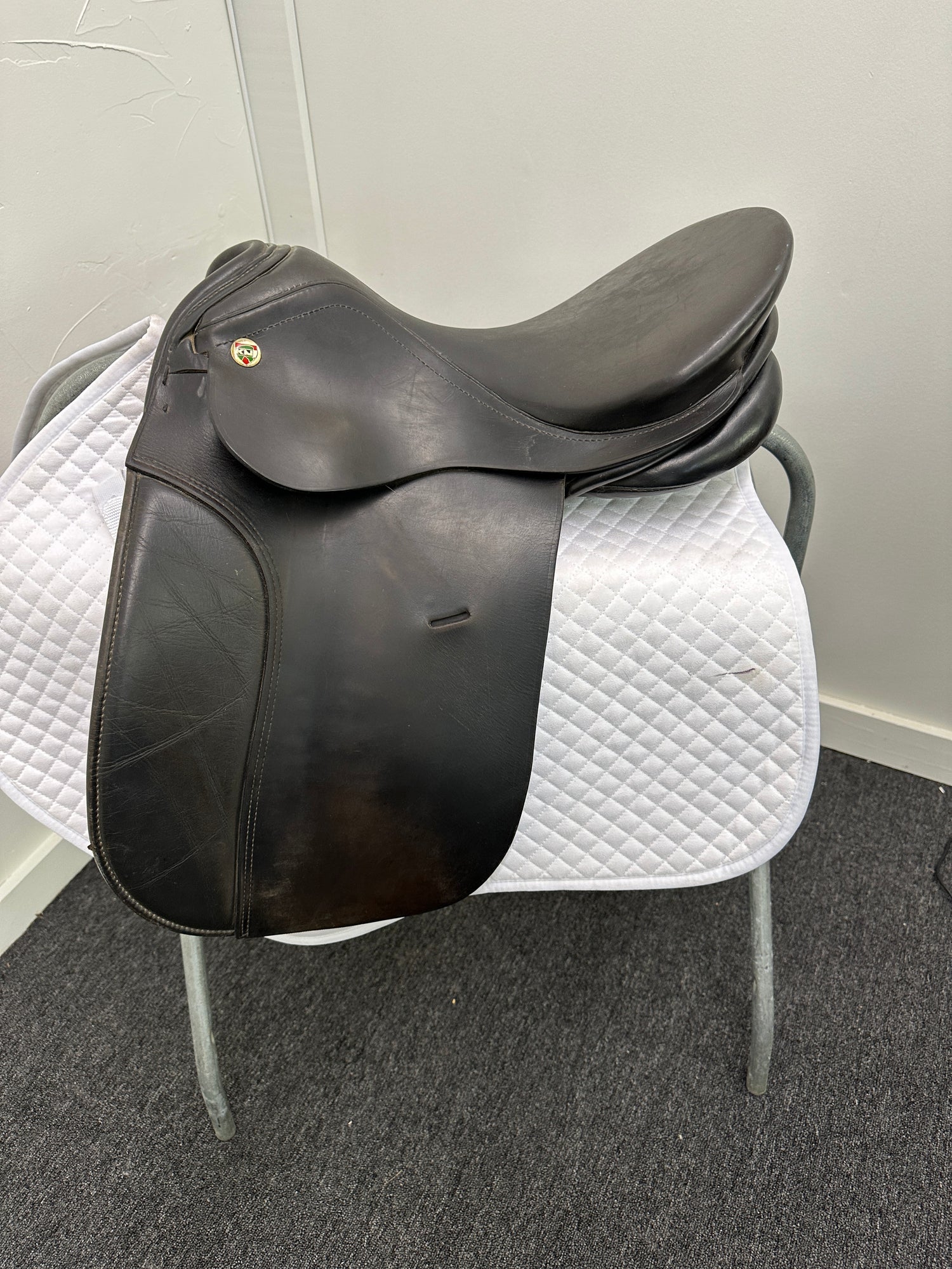 Saddle - Dressage Neidevsuss size 16 Medium Tree