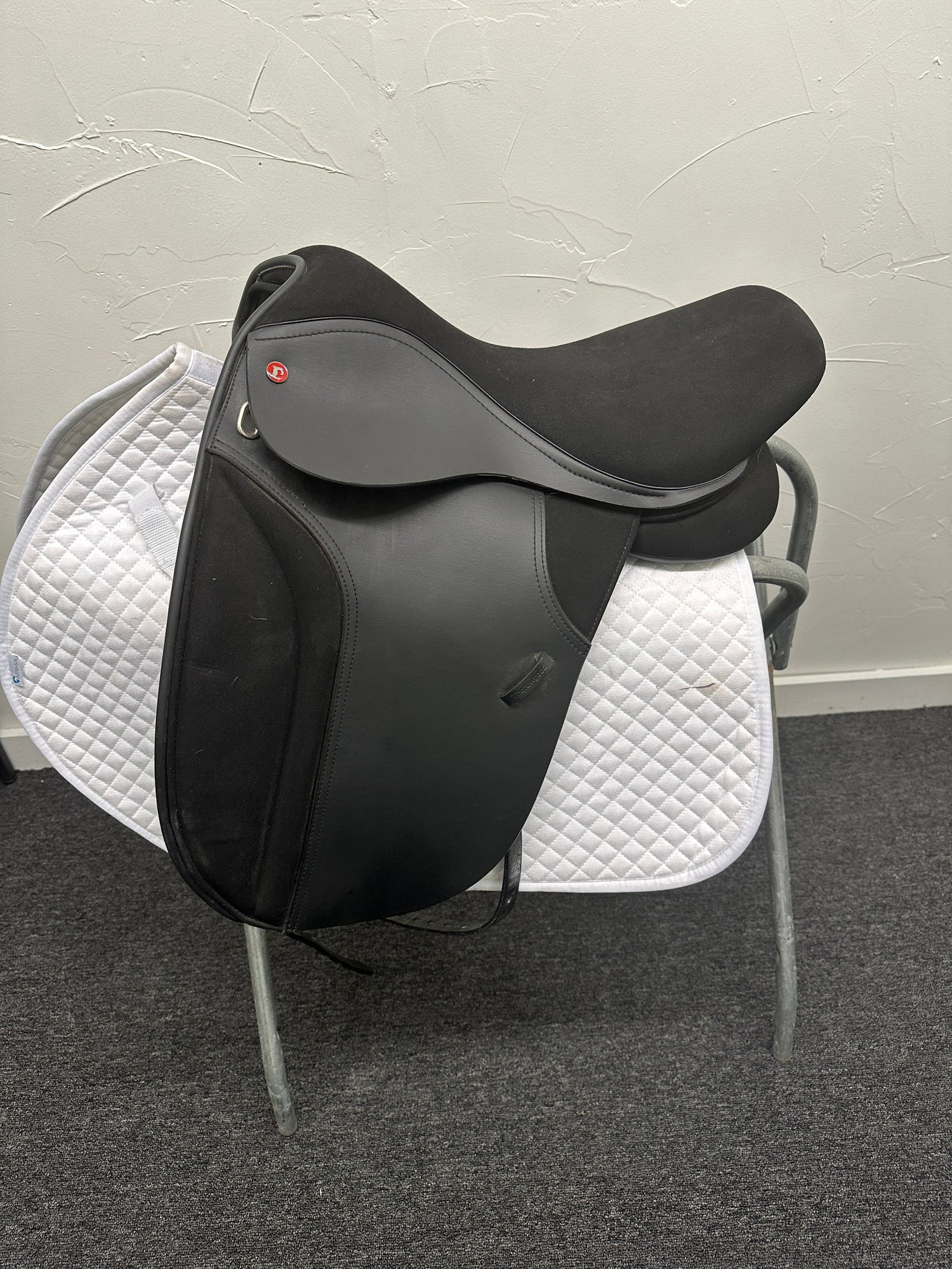 Saddle - Dressage Thoroughgood Seat 17.5 New