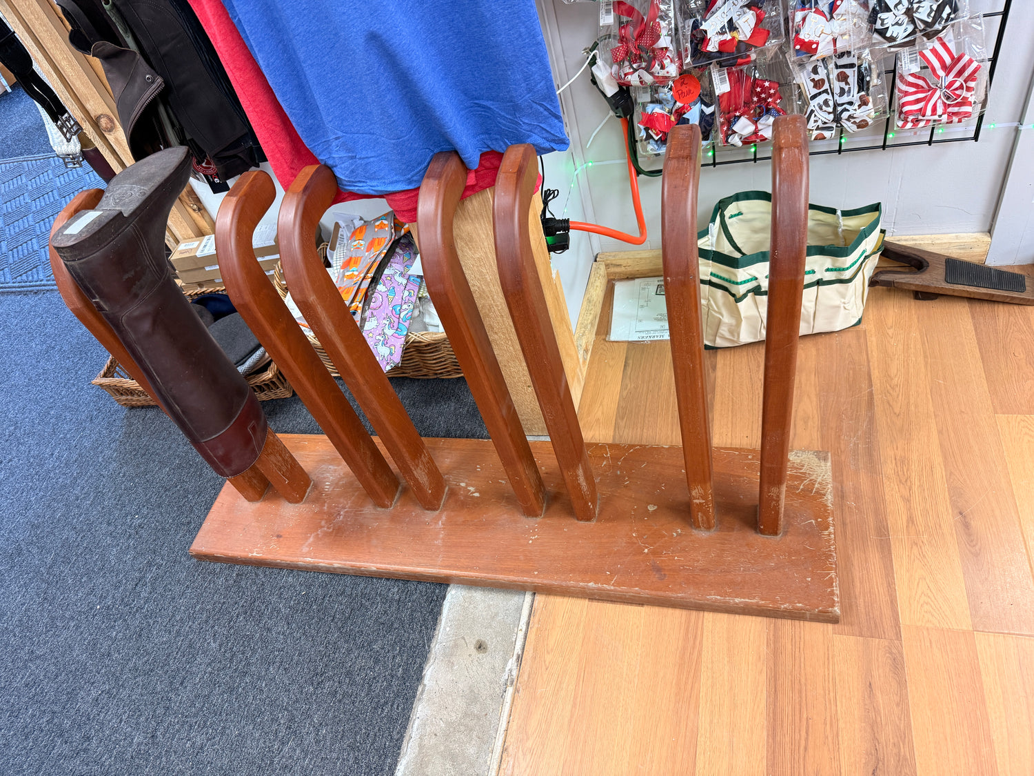 4 Pair Tall boot stand in good condition
