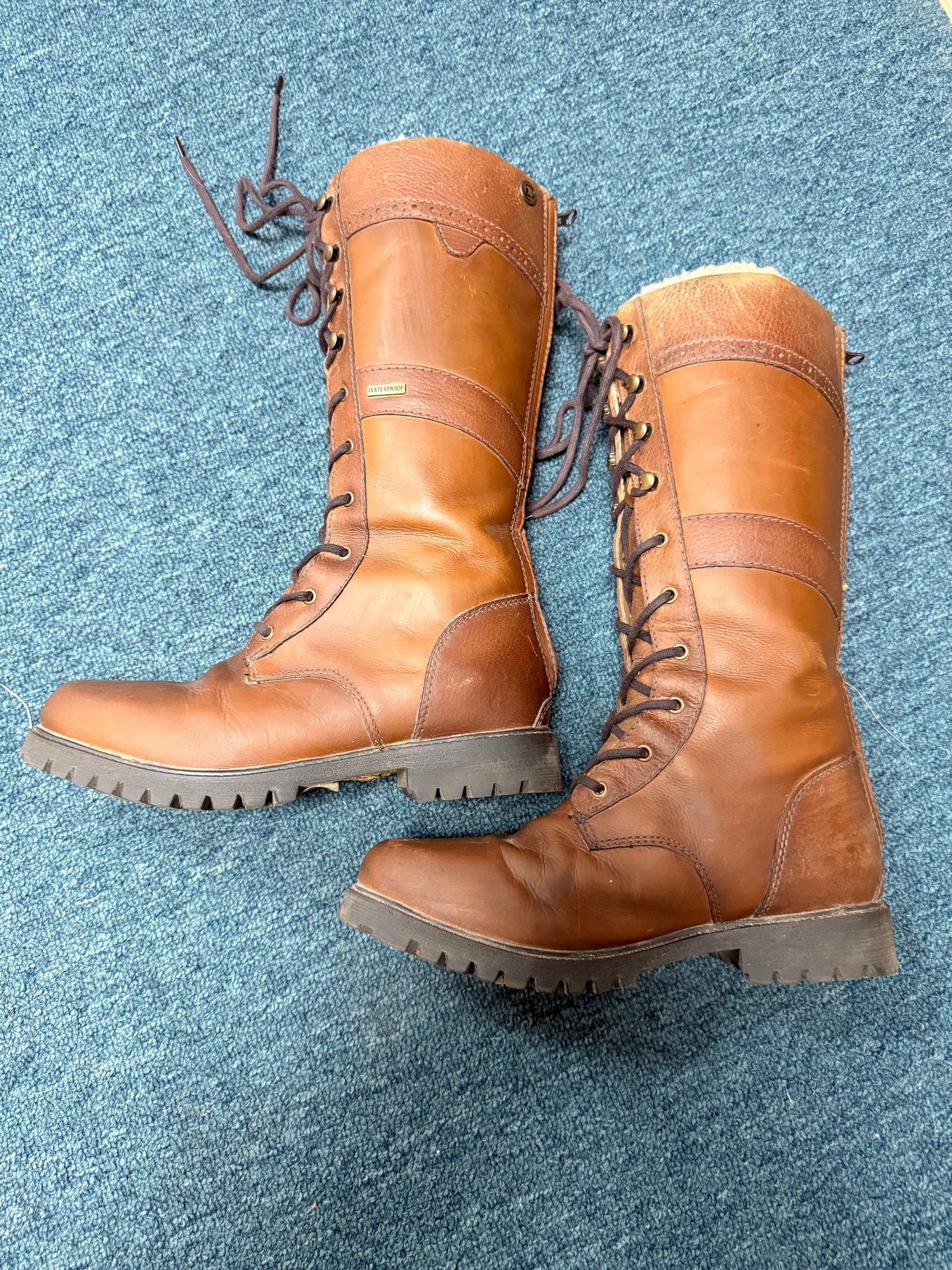 9 women's Dublin Yukon Brown Boots with back zipper fleece lined