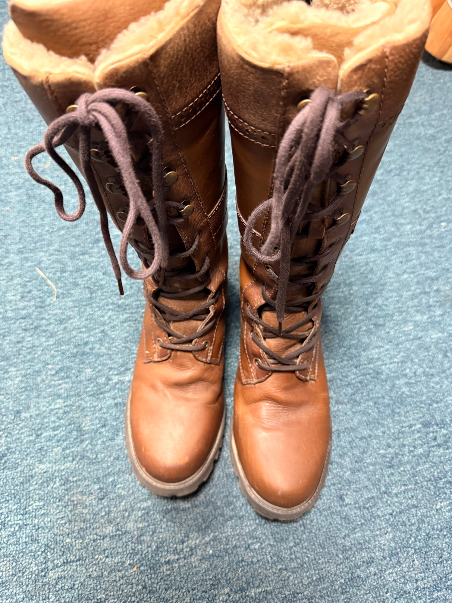 9 women's Dublin Yukon Brown Boots with back zipper fleece lined