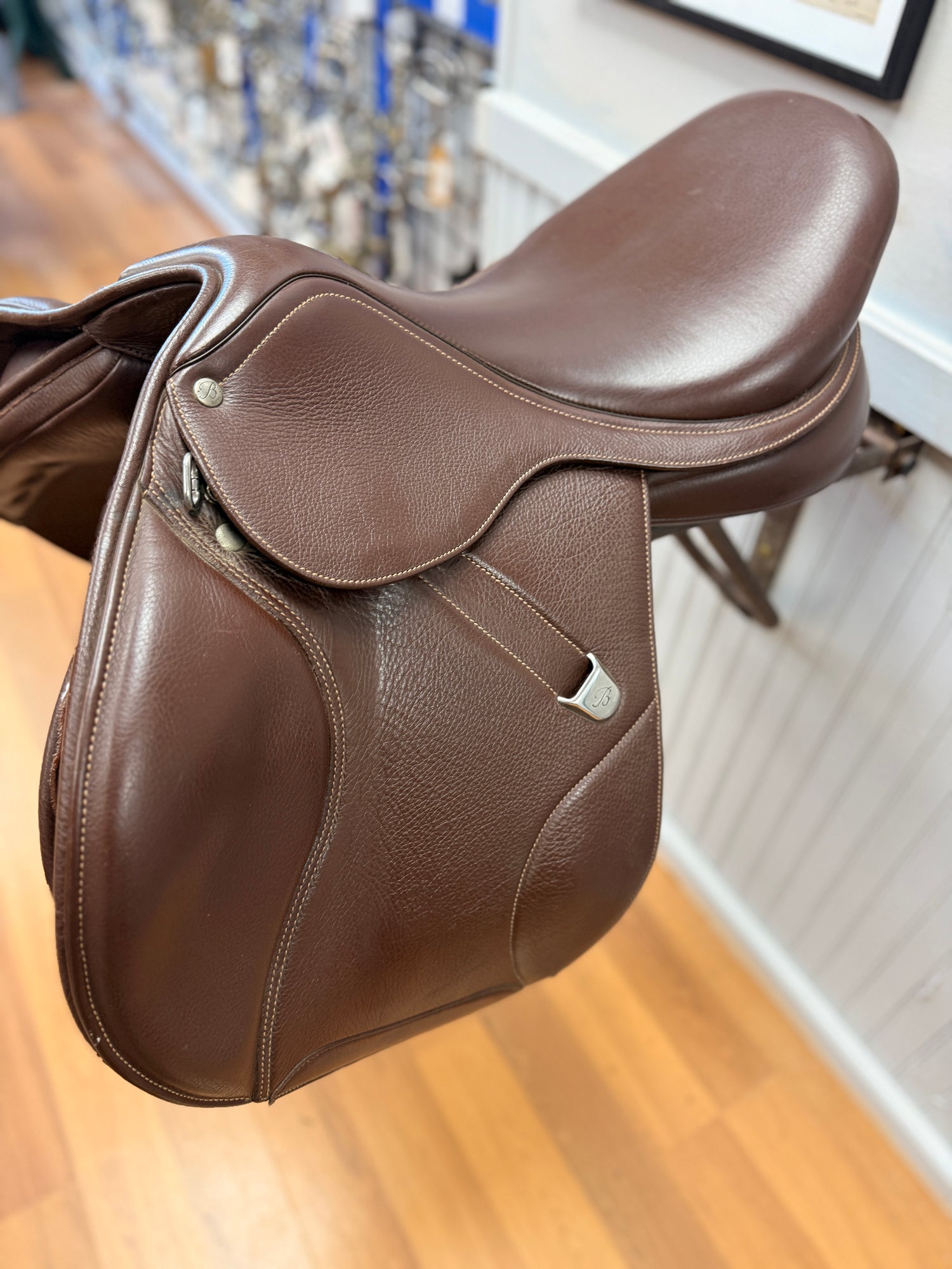 saddle - Dressage but looks All Purpose  17" Bates w easy change gullet
